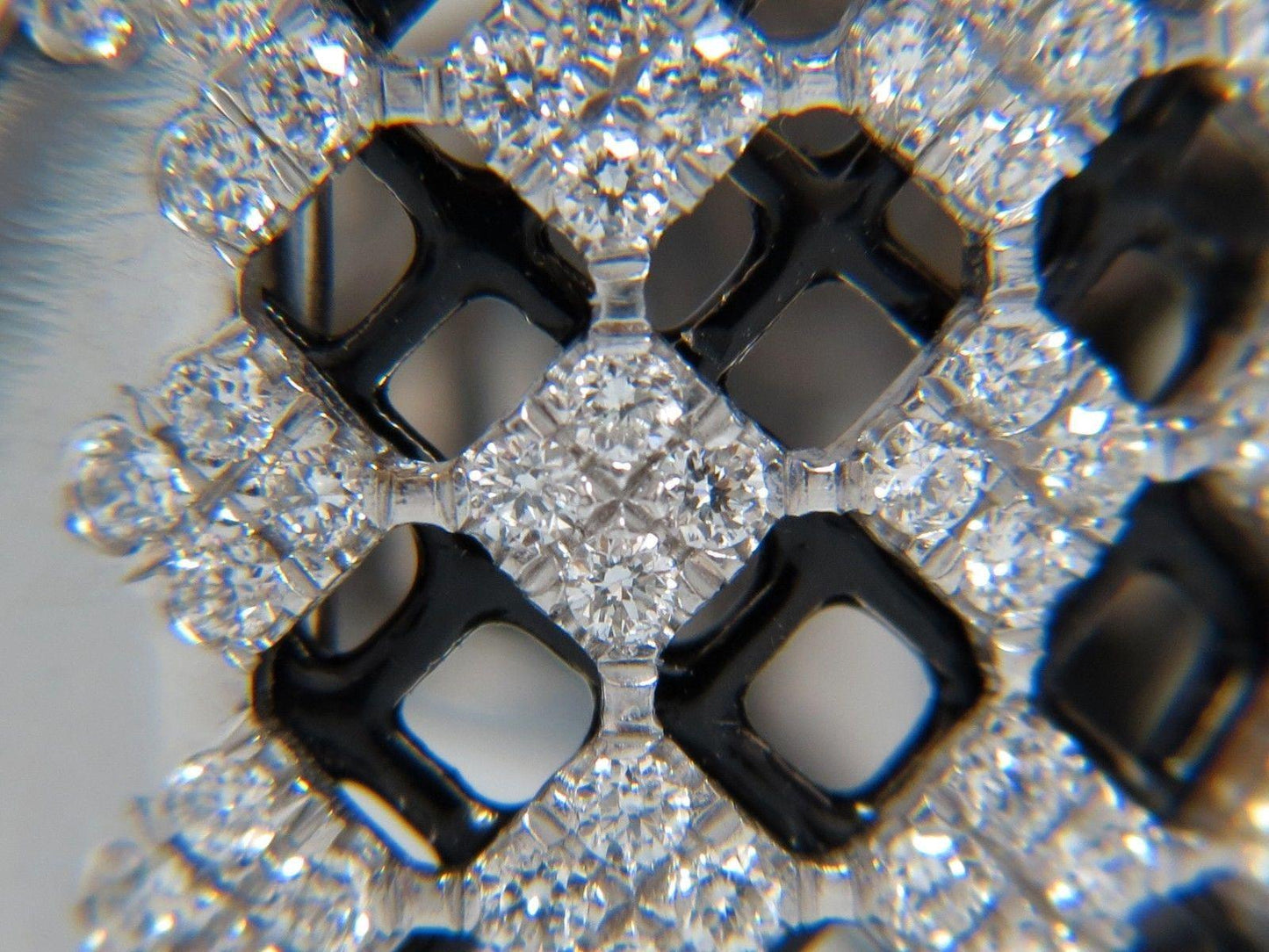1.82CT DIAMONDS BEAD SET SANDWICHED BLACK UNDERLAY 3D BAND RING 18KT 10042