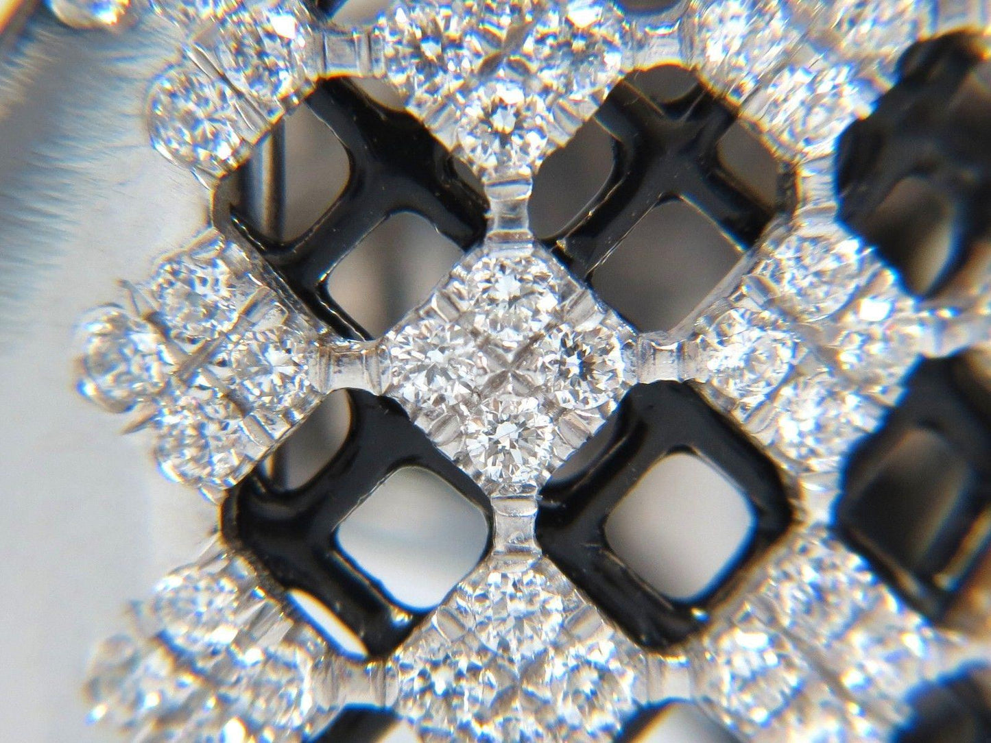 1.82CT DIAMONDS BEAD SET SANDWICHED BLACK UNDERLAY 3D BAND RING 18KT 10042
