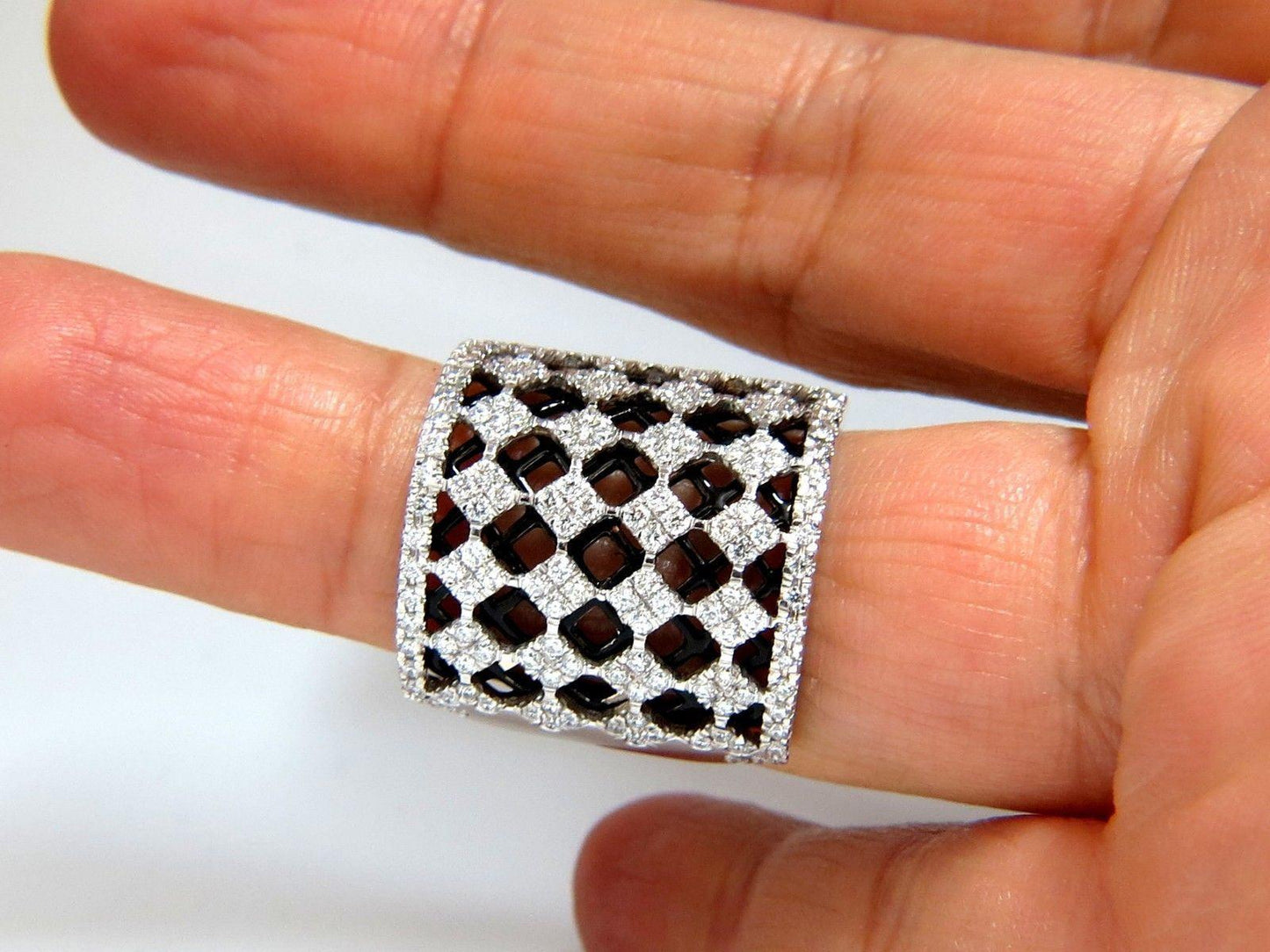1.82CT DIAMONDS BEAD SET SANDWICHED BLACK UNDERLAY 3D BAND RING 18KT 10042