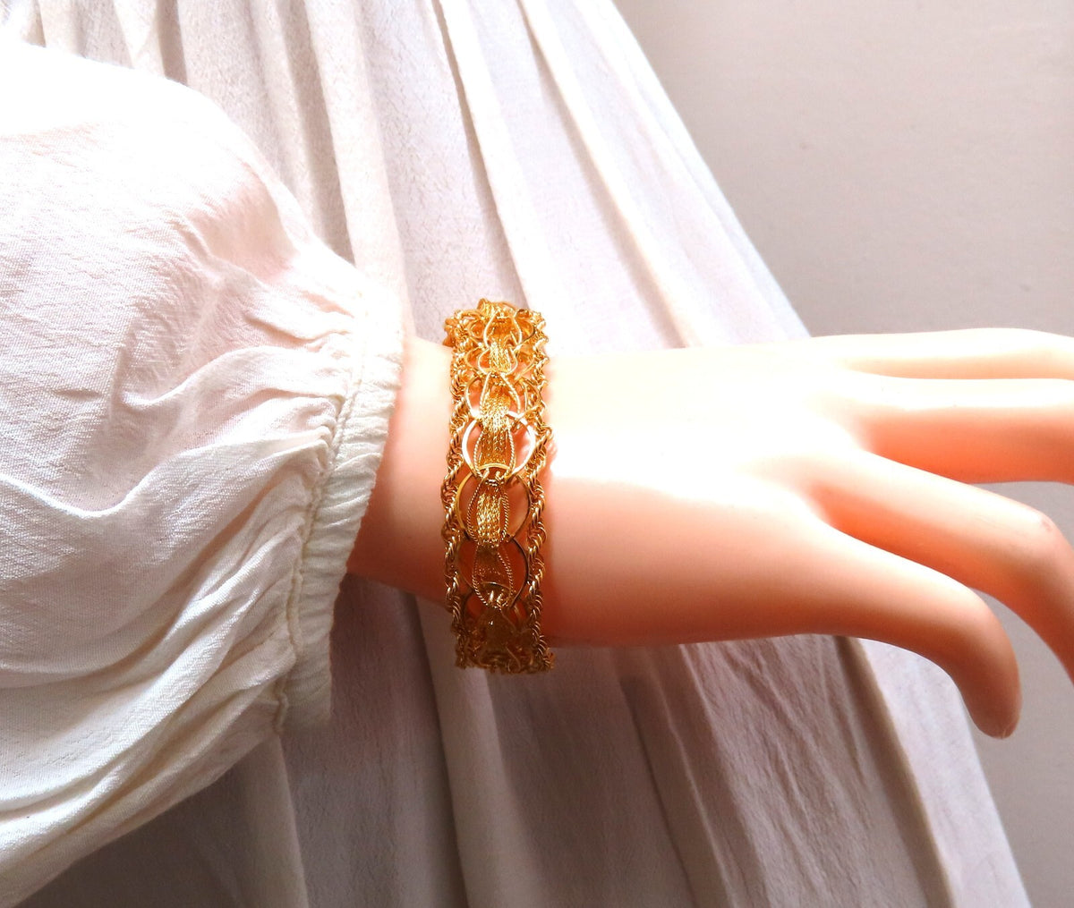 14kt Gold Rope & Tassel Vintage Hand Intricate Bracelet *v