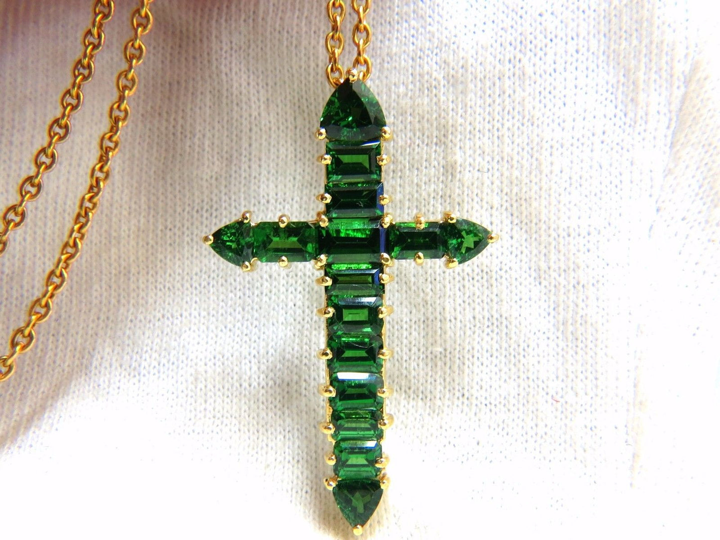 12.00ct natural vivid green tsavorite cross 18kt & chain