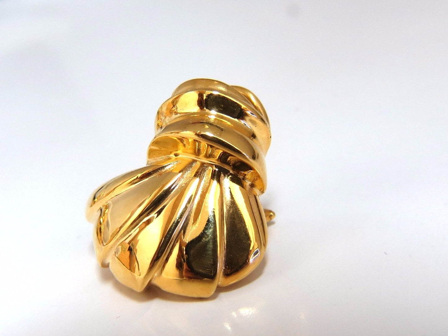 14kt shell form 3d clip on earrings 19 gram
