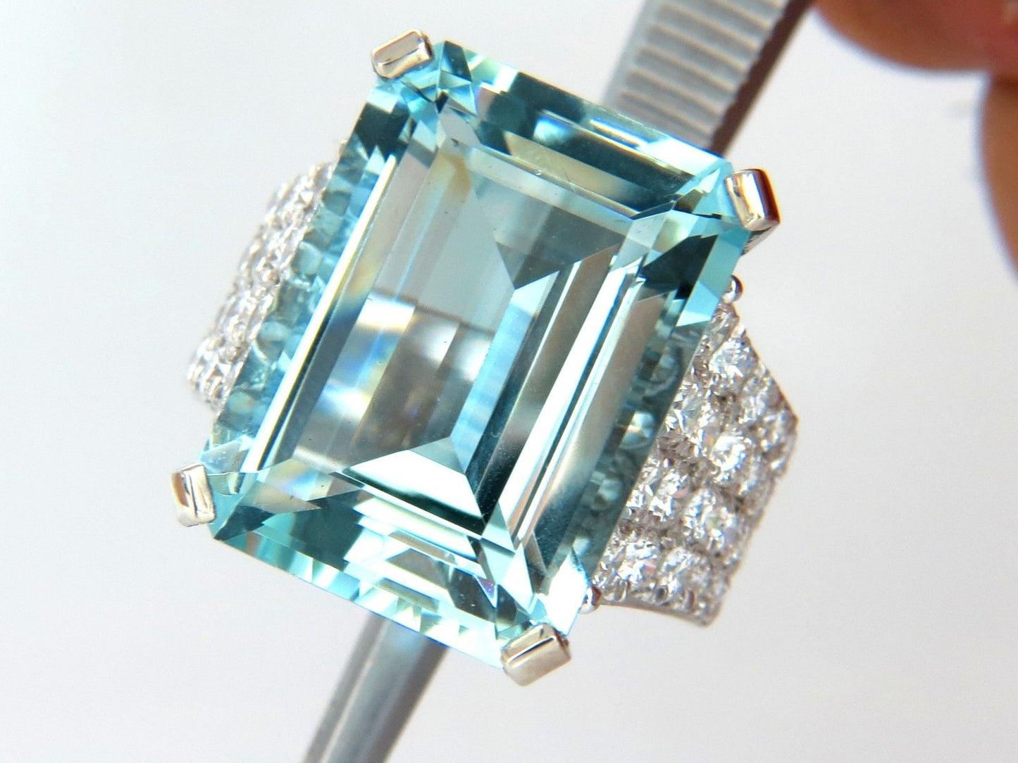 GIA Certified 28.26ct Natural Aquamarine diamonds ring Vivid 14kt