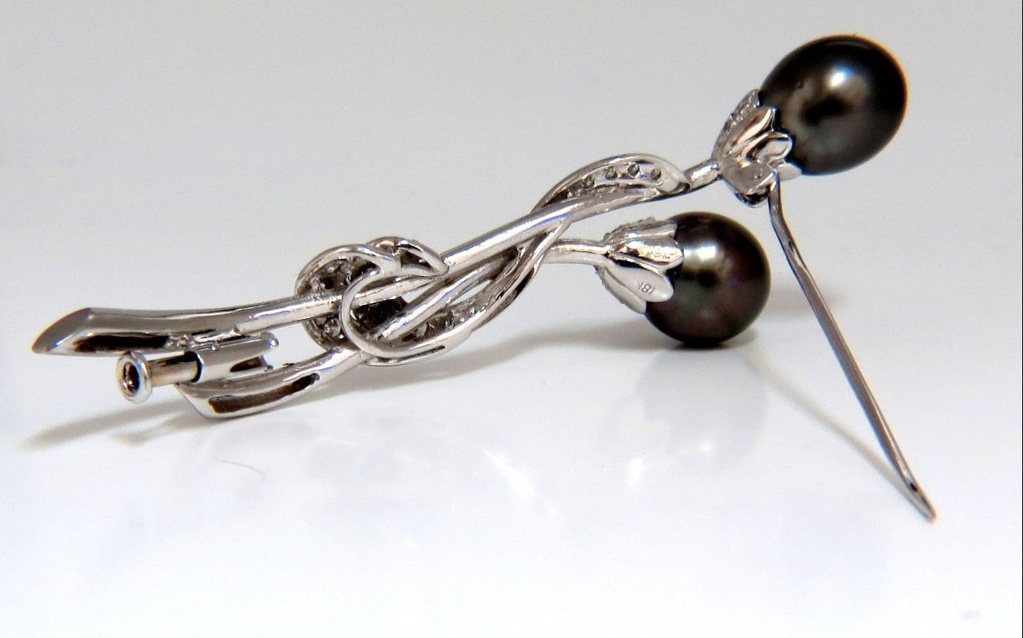 15mm Natural Tahitian Peacock Pearls Diamond Pin 18 Karat