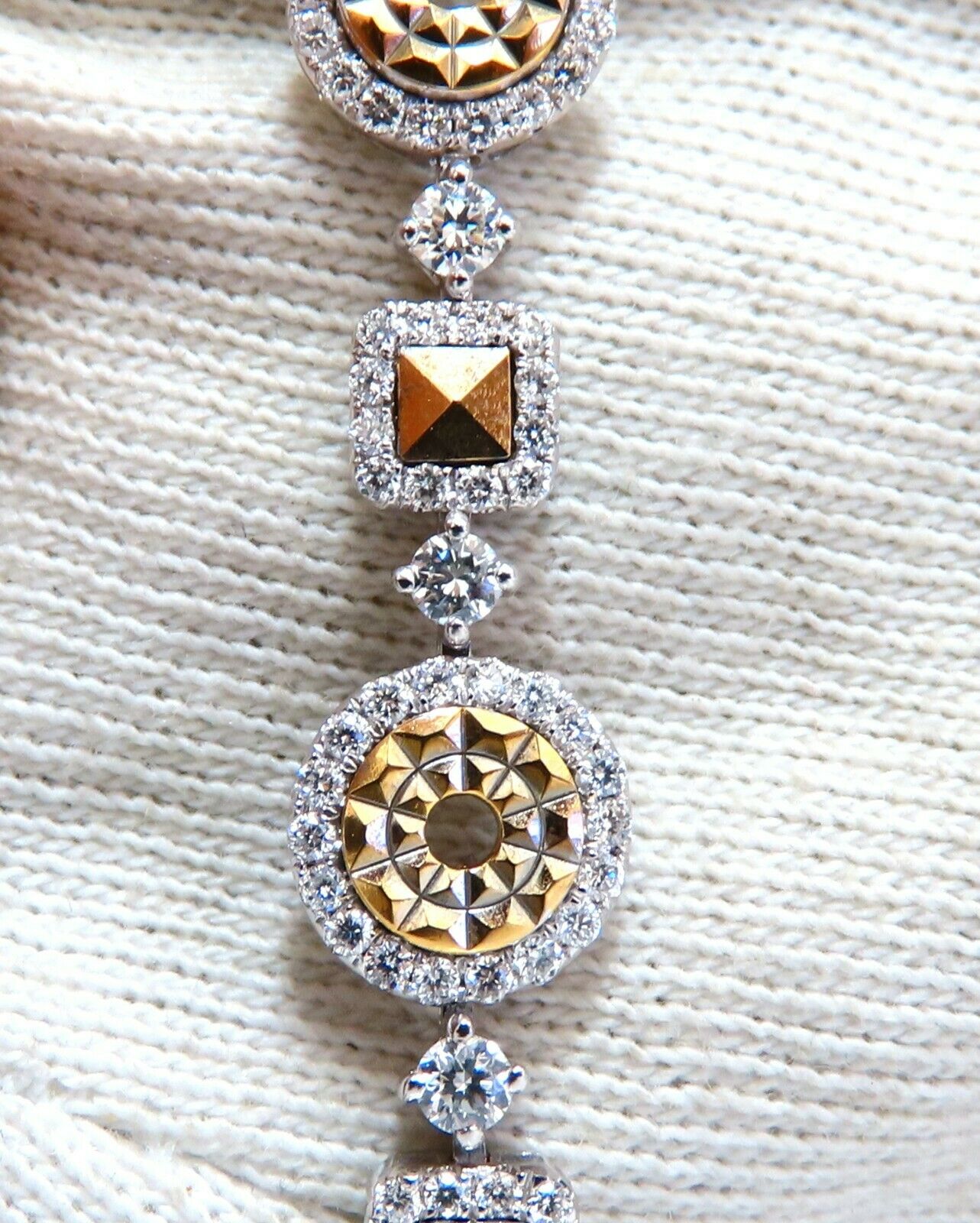 2.71ct Natural Round Diamonds Alternated Pyramid Cut Link 18kt Intricate