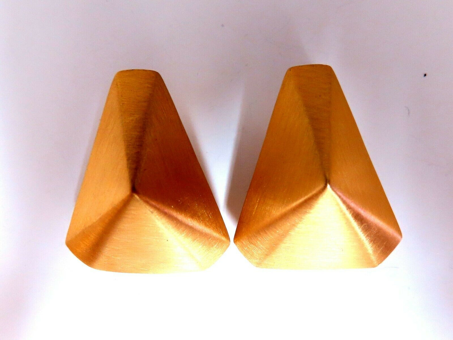 14kt Gold Raised Modified Pyramid Clip Earrings Brushed Matte