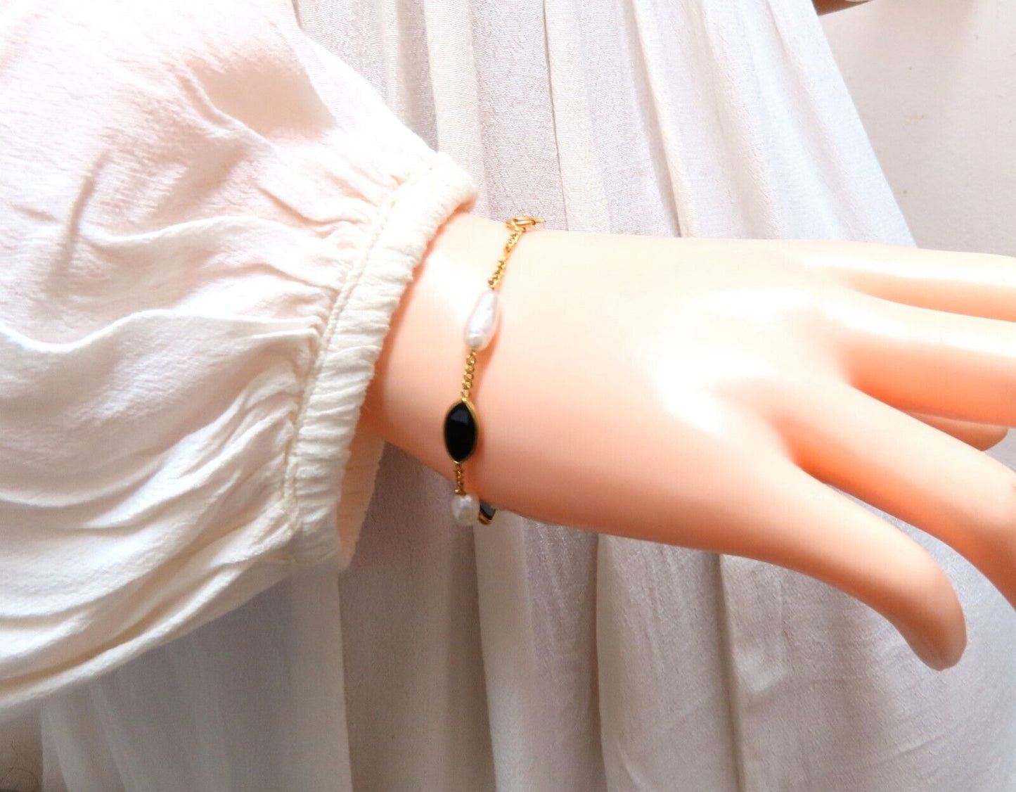Fresh water pearls onyx bracelet 14kt gold