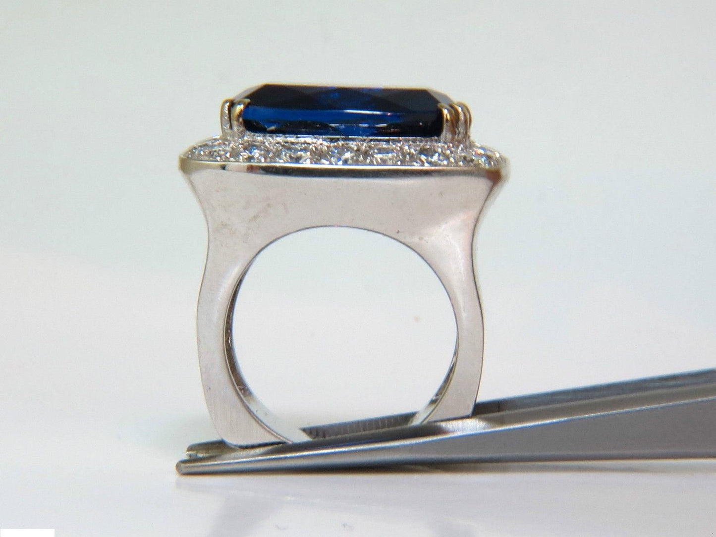 20.45ct GIA Certified Magnificent Natural Tanzanite Ring 18kt Gold 10038