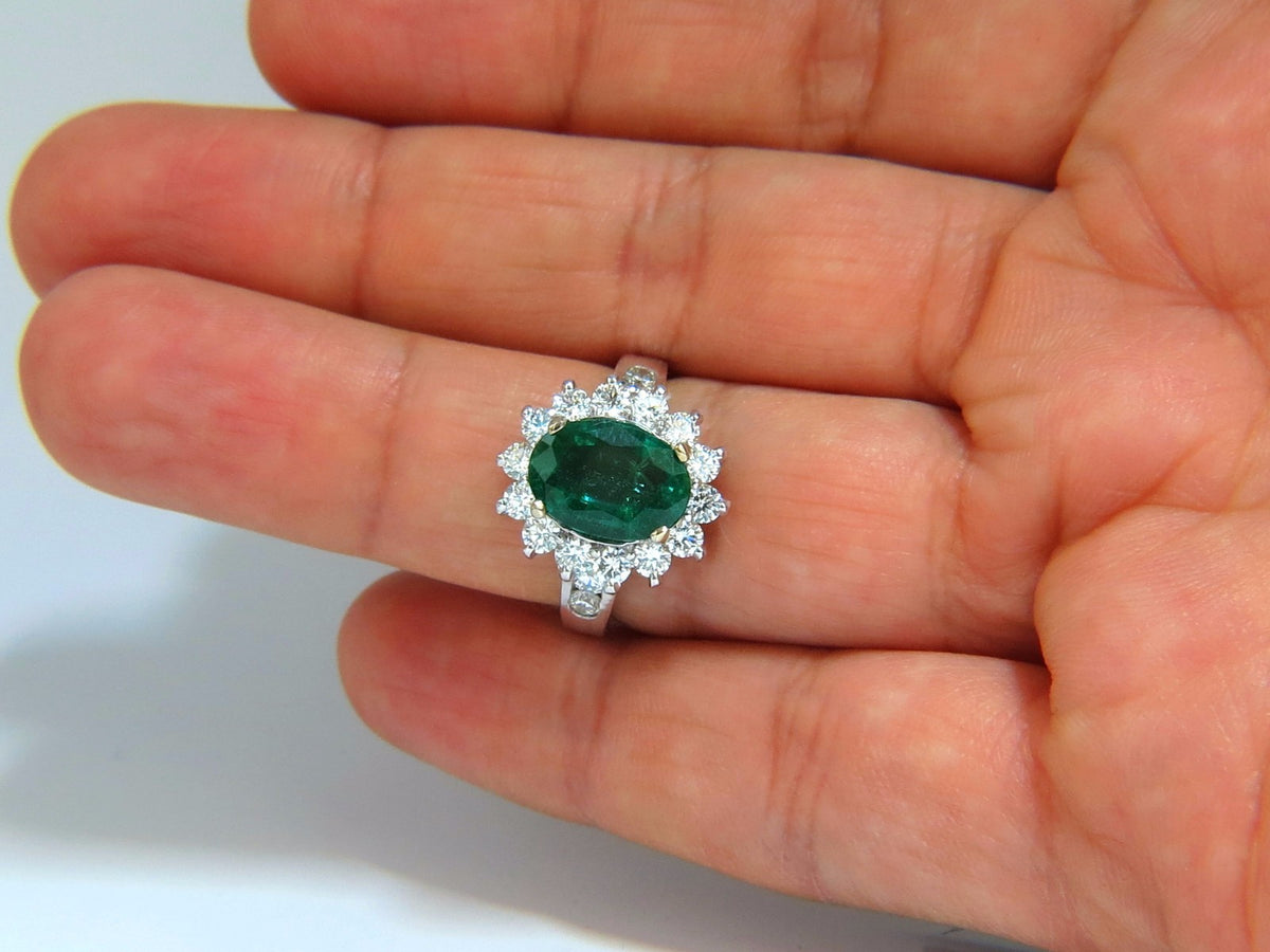 4.02ct Natural oval Emerald diamond cocktail halo ring 18kt *v