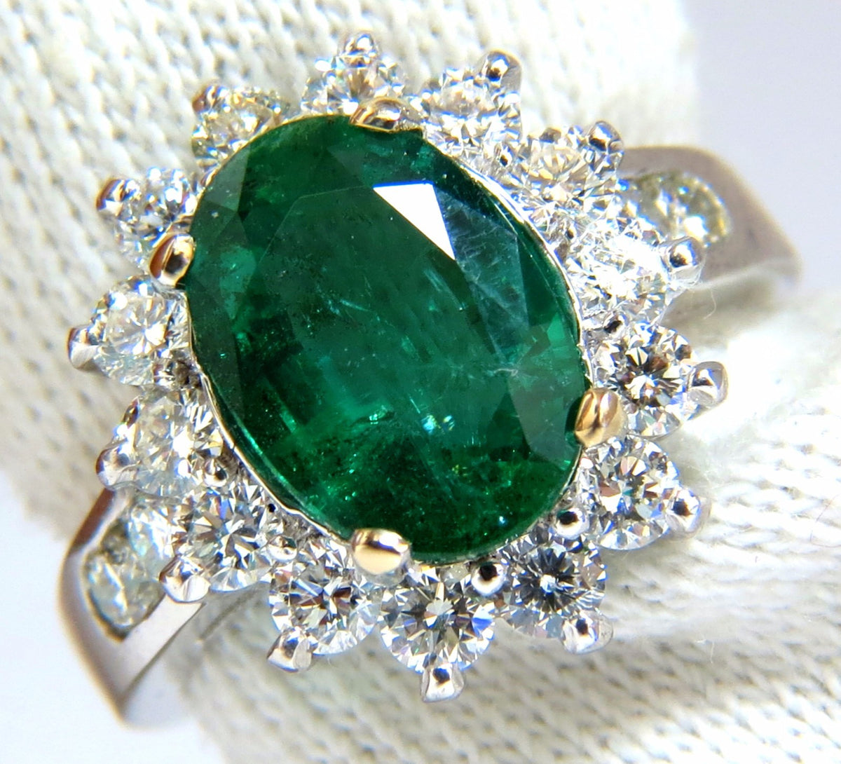 4.02ct Natural oval Emerald diamond cocktail halo ring 18kt *v