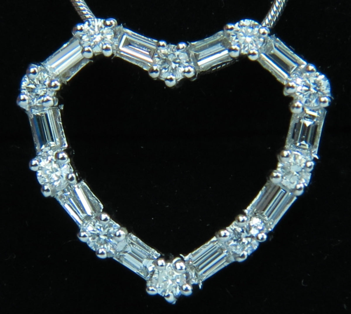 1.10CT DIAMONDS HEART PENDANT 14kt G VS 19'' 20X18MM *v