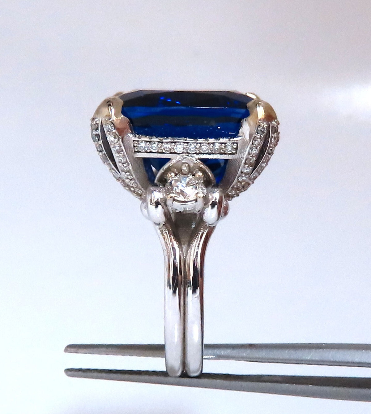 GIA Certified 27.35ct natural Blue Tanzanite diamonds ring 18kt Three Stone *v