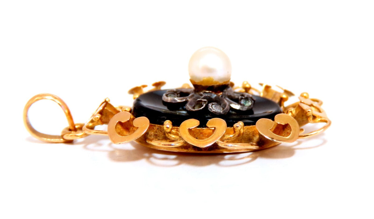 Vintage 18 karat Pearl onyx fluted frame pendant *v