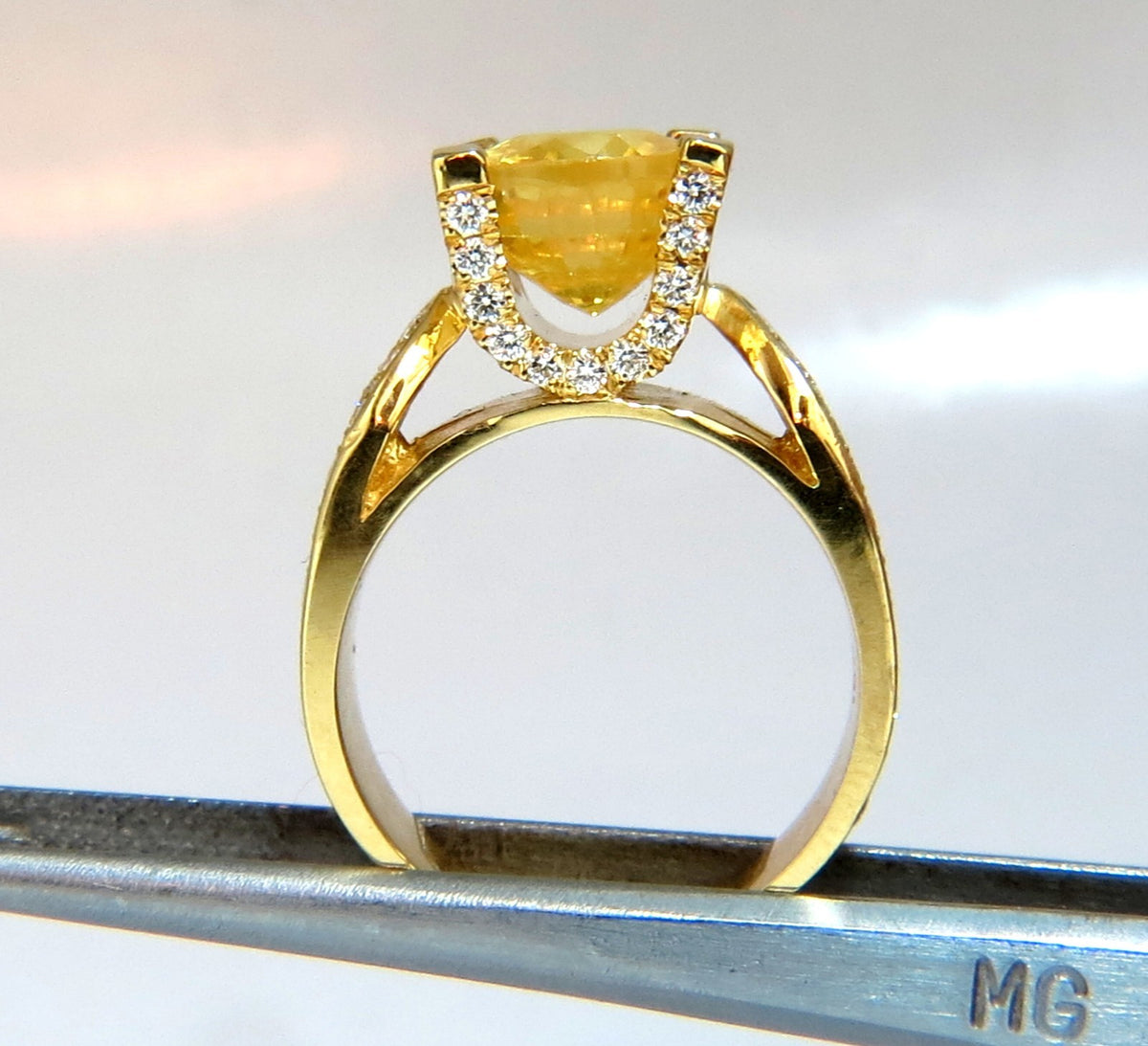 7.06ct Natural yellow sapphire ring 18kt. Raised Bead Set *v