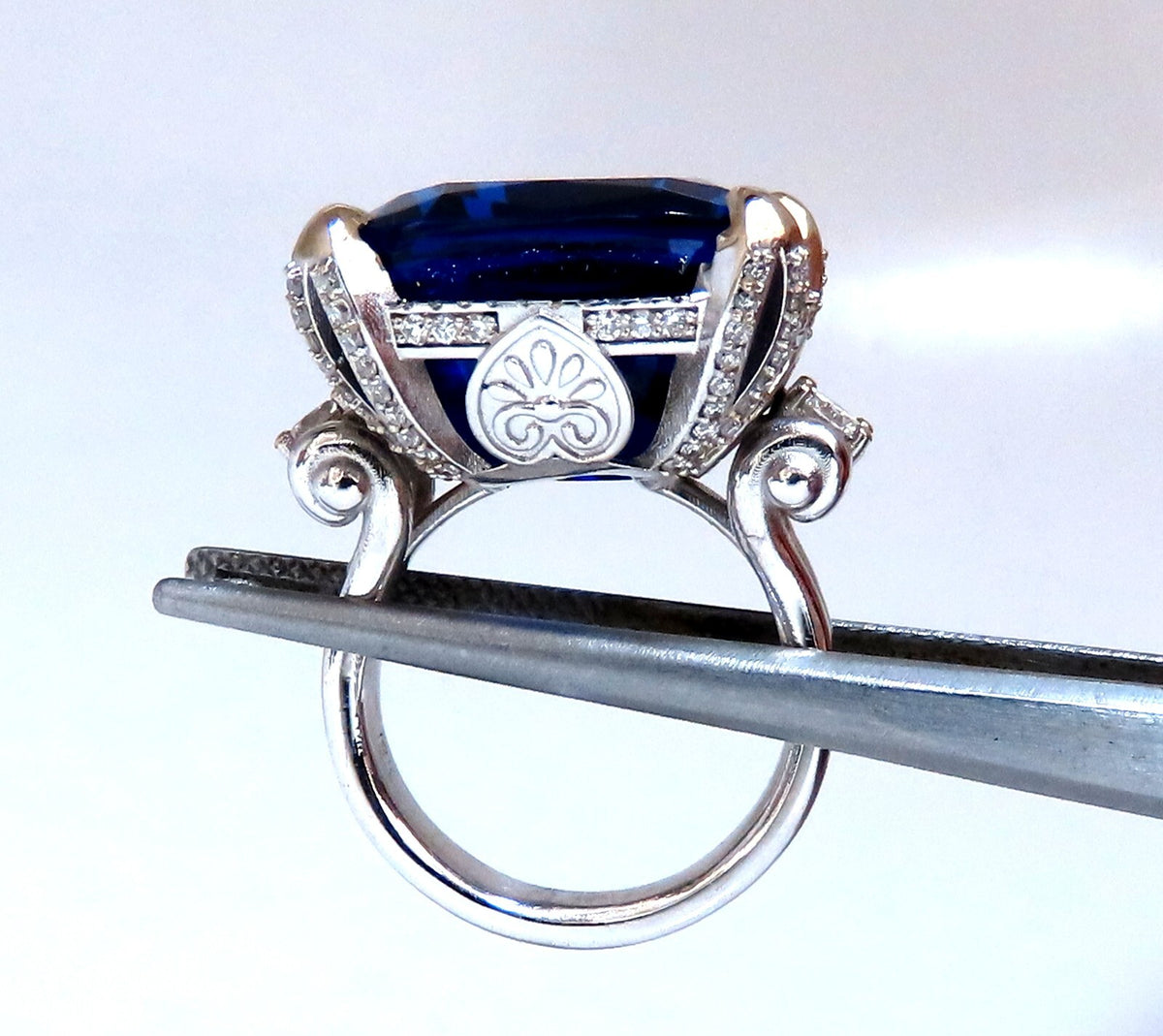 GIA Certified 27.35ct natural Blue Tanzanite diamonds ring 18kt Three Stone *v
