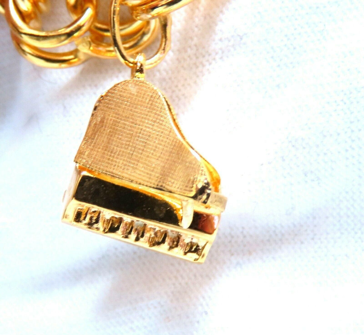 Eight Charms Link Bracelet 14kt gold 7 inch 43gm *v