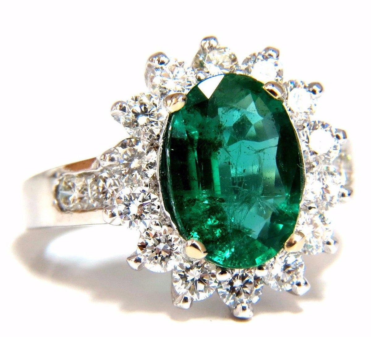 4.02ct Natural oval Emerald diamond cocktail halo ring 18kt *v