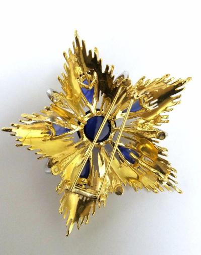 Raised Classic Starburst Royal Medallion Brooch / Pin / Pendant