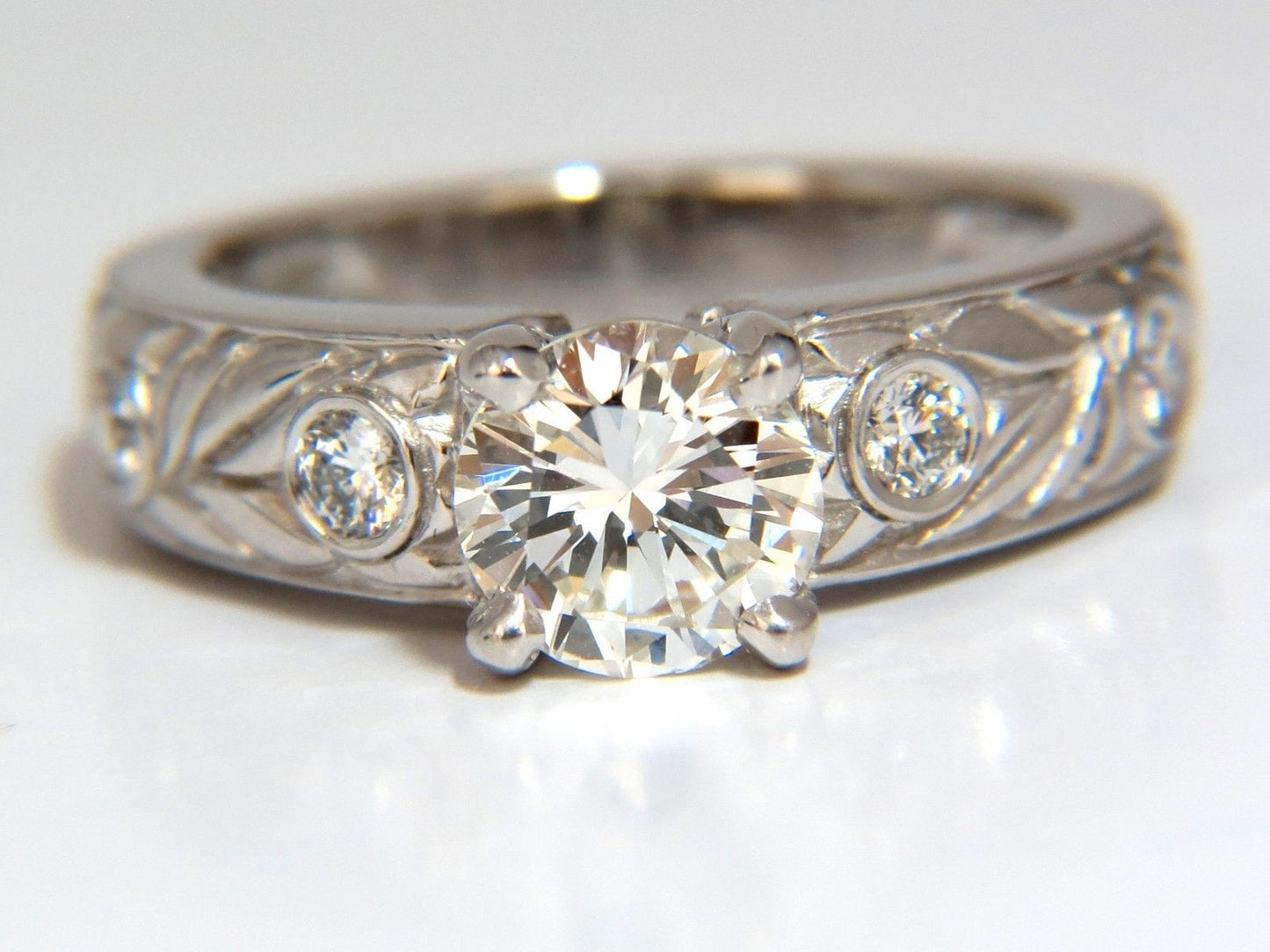 GIA certified 1.30ct. Round cut diamonds ring G/VVS-1 platinum classic & Wreath
