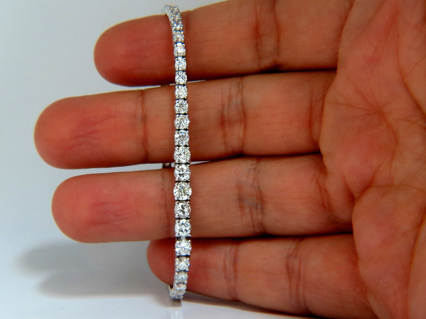 4.26ct natural diamonds graduated tennis bracelet 18kt F/G Vs