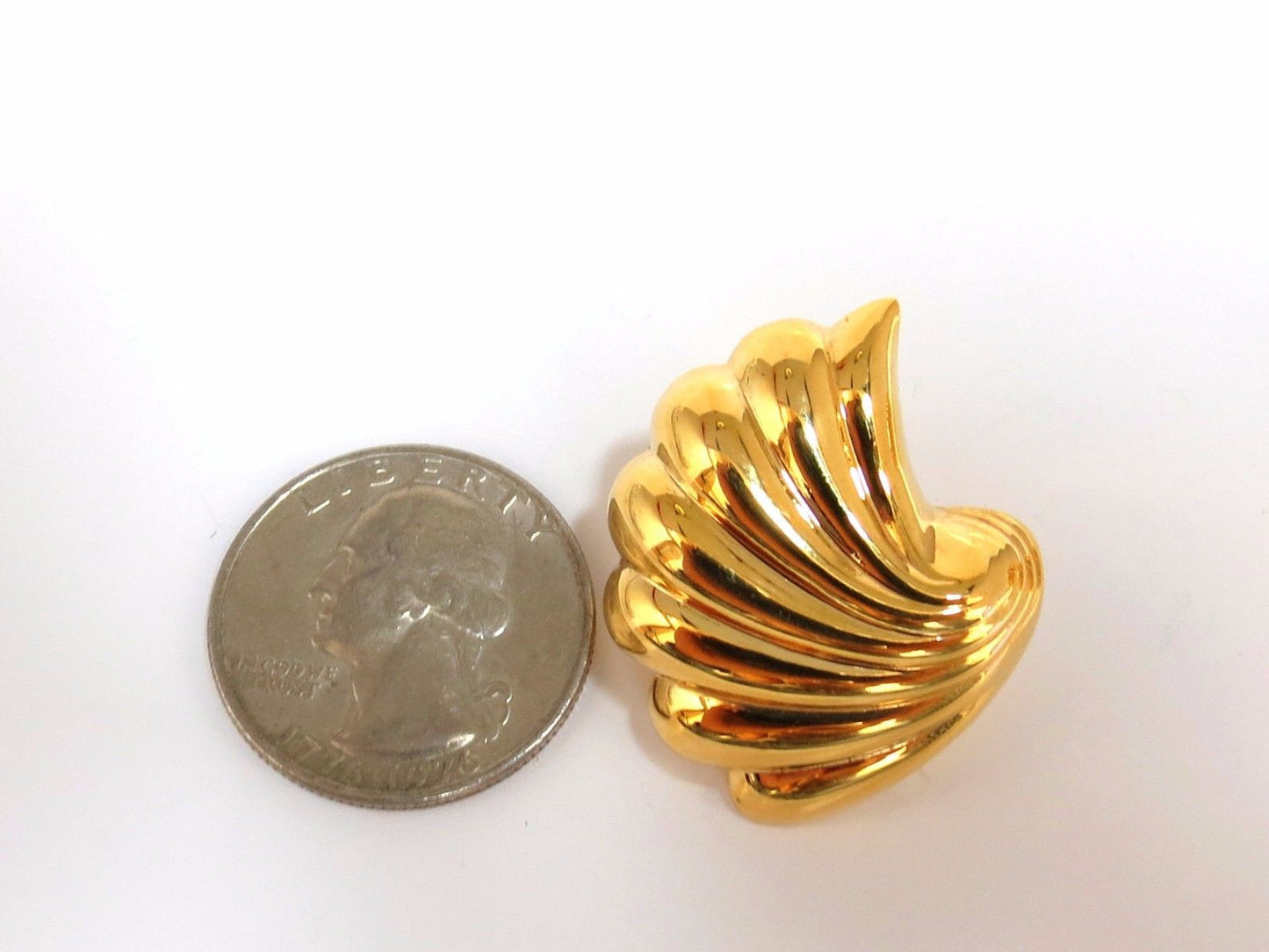 14kt shell form 3d clip earrings