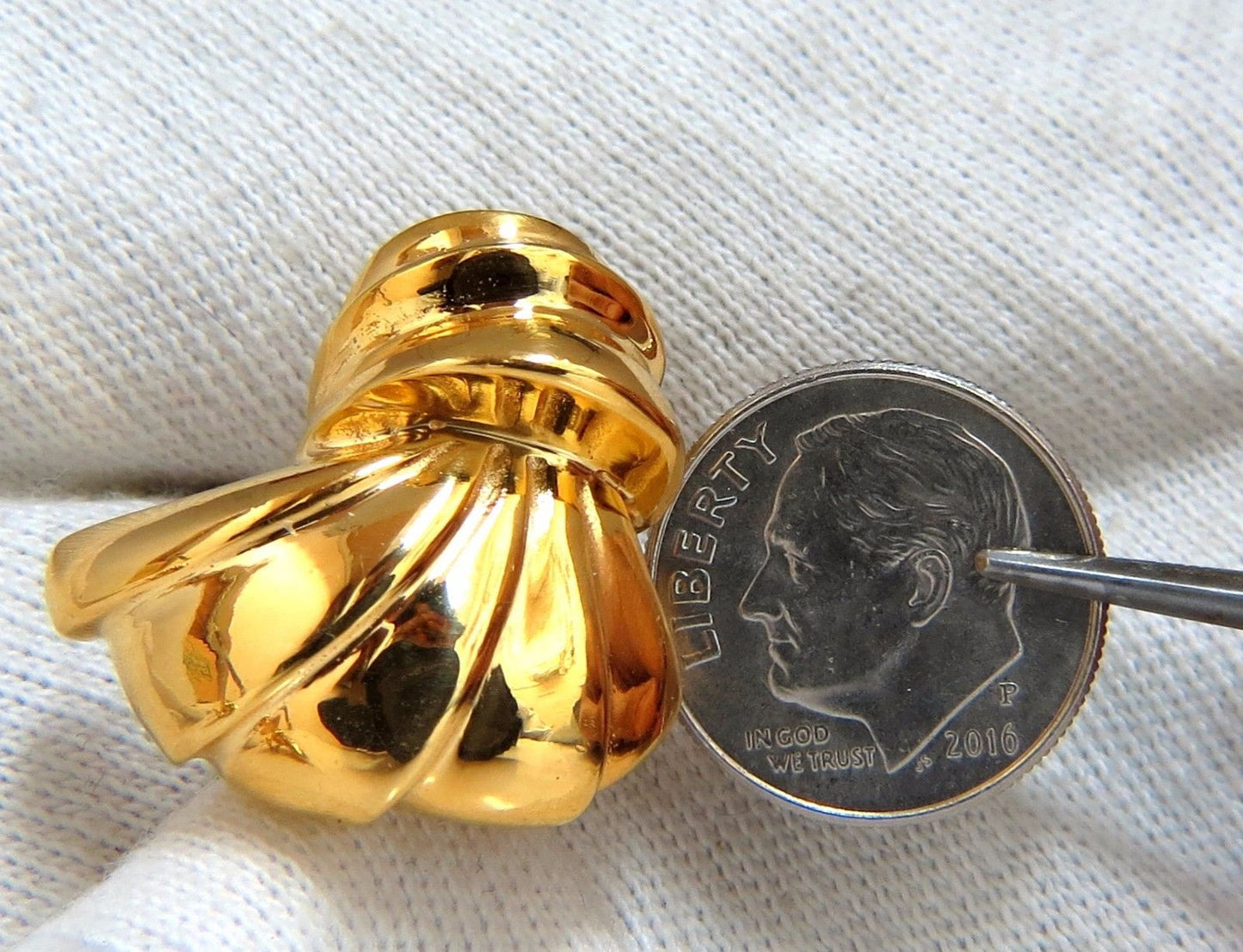 14kt shell form 3d clip on earrings 19 gram