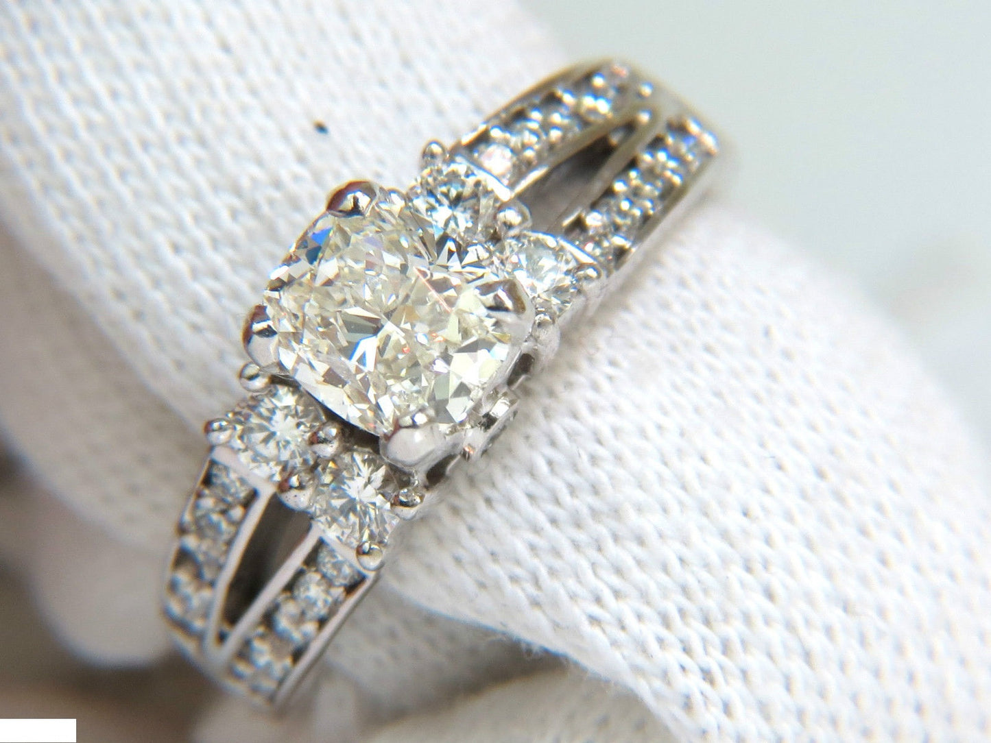 GIA 3.02CT CUSHION BRILLIANT DIAMOND RING & MATCHING BAND SUITE 14KT