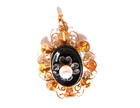 Vintage 18 karat Pearl onyx fluted frame pendant