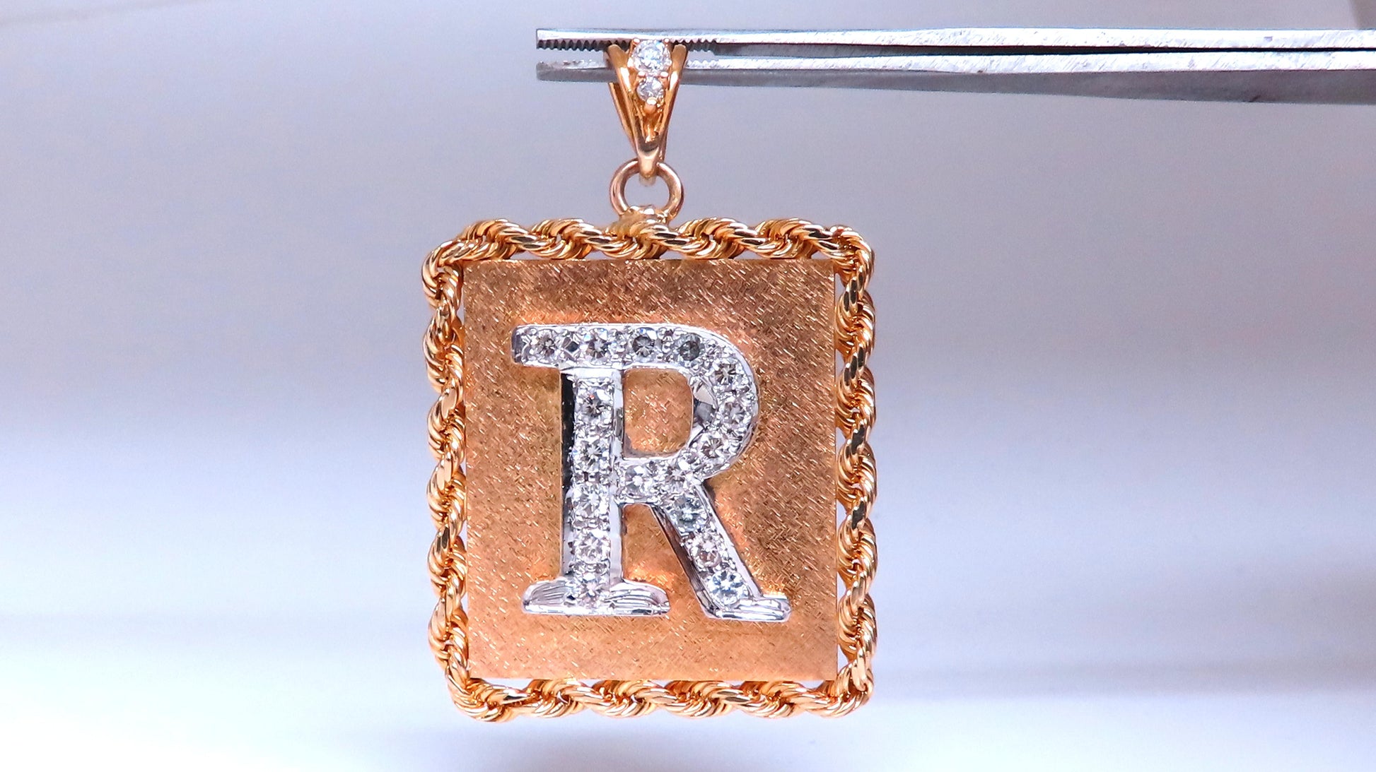 Initial R Diamond Vintage Rope Twist Sandblast Plate Pendant 14kt Gold 12370